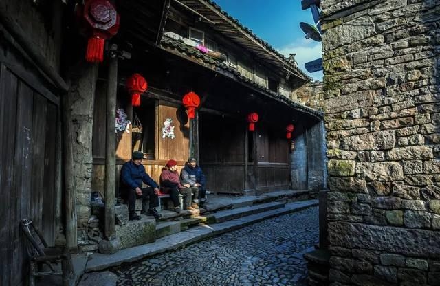 王润泽天津狮子林围观冬泳:大爷身材太棒了,身体素质太强了